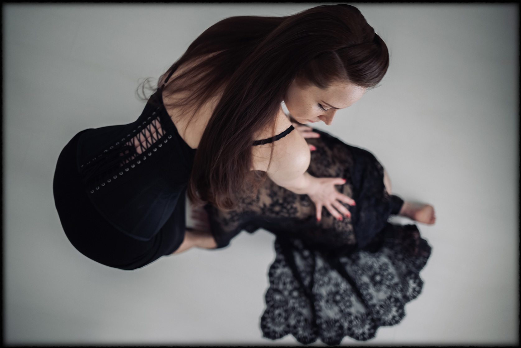 Domina BDSM qui met une fessée à un soumis